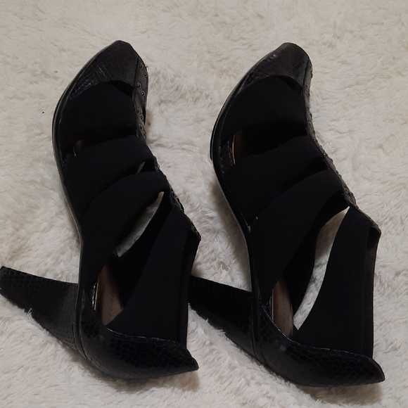 Arturo Chiang Studded Black Heels with Elegant Straps - Picture 4 of 12